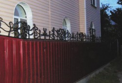 Заборы из профнастила с ковкой и с коваными