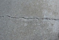 Ремонт трещин на потолке