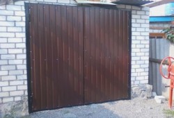 Распашные ворота из профнастила – конструкция