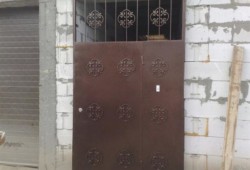 Металлическая дверная перегородка на тамбур