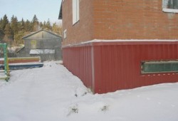 Отделка цоколя дома профлистом