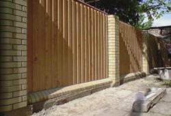 Забор из профнастила под дерево