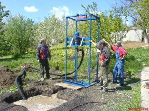 brigada-spetsialistov-vypolnyaet-rotornoe-burenie-skvazhin-na-vo