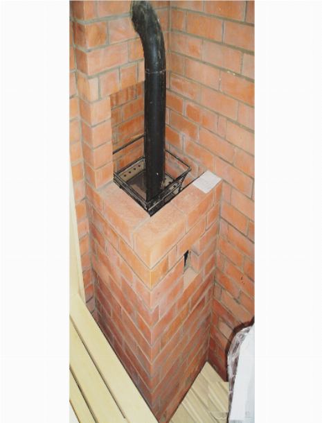 Банная печь соединена с коренным дымоходом металлической трубой Банная печь соединена с коренным дымоходом металлической трубой