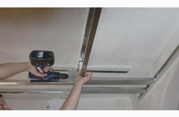Крепится профиль с помощью шуруповерта Крепится профиль с помощью шуруповерта