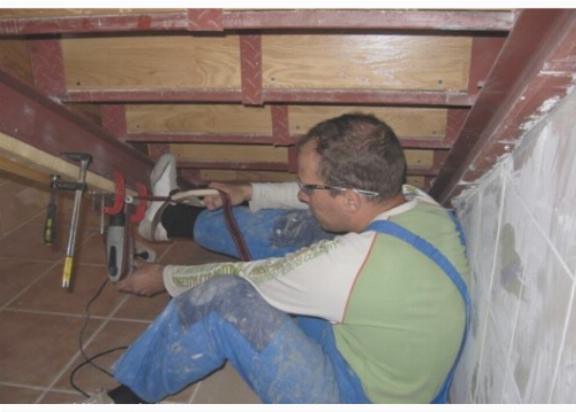 Монтаж ступеней на лестнице