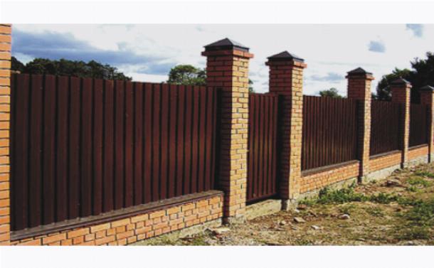 Как построить забор из профлиста Как построить забор из профлиста