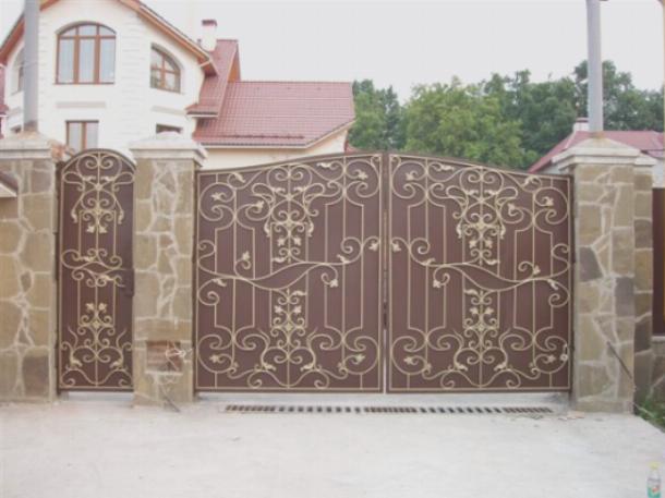 Кованные изделия в сочетании с пластиком