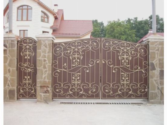 Ворота и калитка декорированы ковкой Ворота и калитка декорированы ковкой