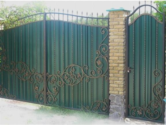 Ворота из профнастила с элементами ковки