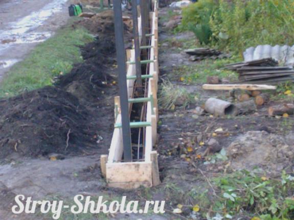 Делаем фундамент для забора Делаем фундамент для забора