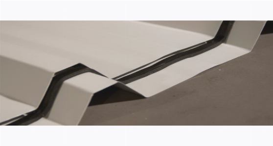 Использование бутилкаучуковой ленты для герметизации кровли из профнастила Использование бутилкаучуковой ленты для герметизации кровли из профнастила