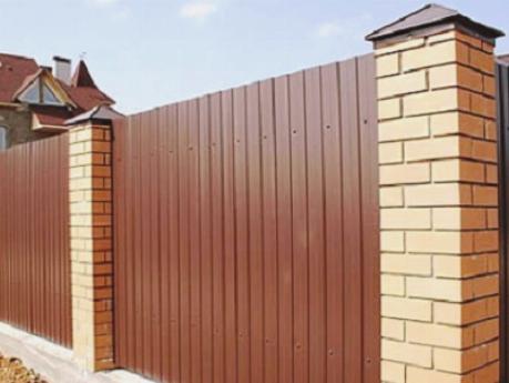 Ограждение из профнастила с полимерным покрытием Ограждение из профнастила с полимерным покрытием