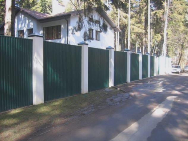 Вариант забора из профнастила Вариант забора из профнастила